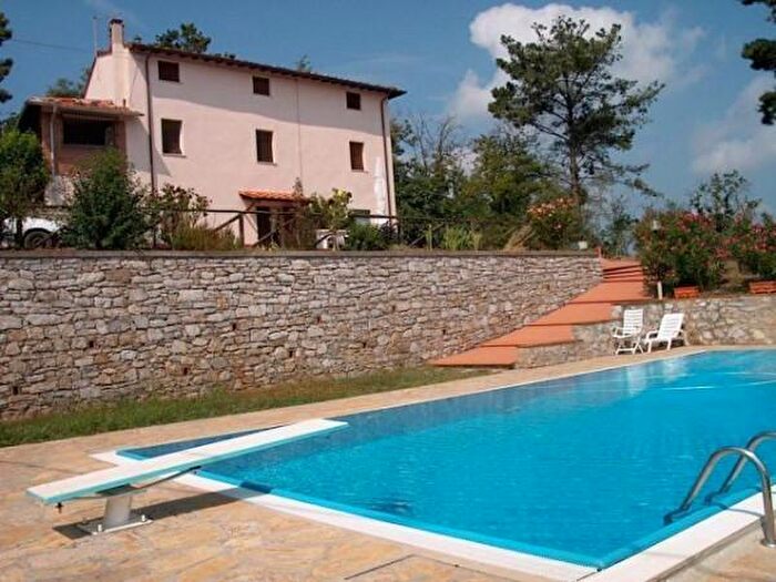 Casa con 6 locali in vendita in Via Vecchia di Nozzano, Lucca