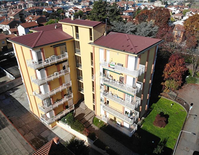 Appartamento trilocale in vendita in Via Enrico Toti, Bareggio