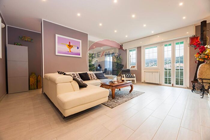 Appartamento con 5 locali in vendita in Via Antonio SantElia, Genova