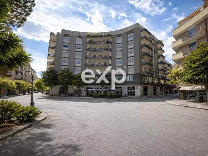 Appartamento con 5 locali in vendita in Piazza Guglielmo Marconi, Andria