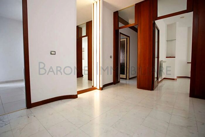 Appartamento con 6 locali in vendita in Viale Stazione, Massa