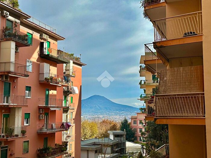Appartamento con 5 locali in vendita in Via Bernardo Cavallino, Napoli