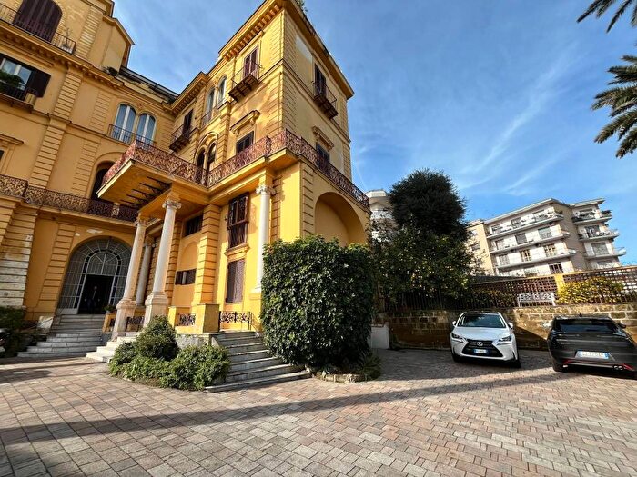 Appartamento quadrilocale in affitto in Piazzetta Santo Stefano, Vomero, Napoli