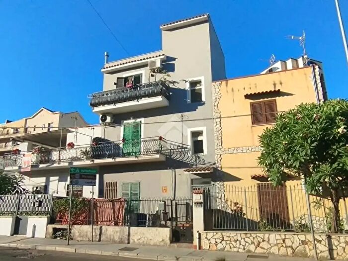 Appartamento trilocale in vendita in Via Sferracavallo, Palermo