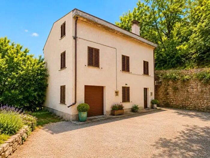 Casa con 6 locali in vendita in Rosora