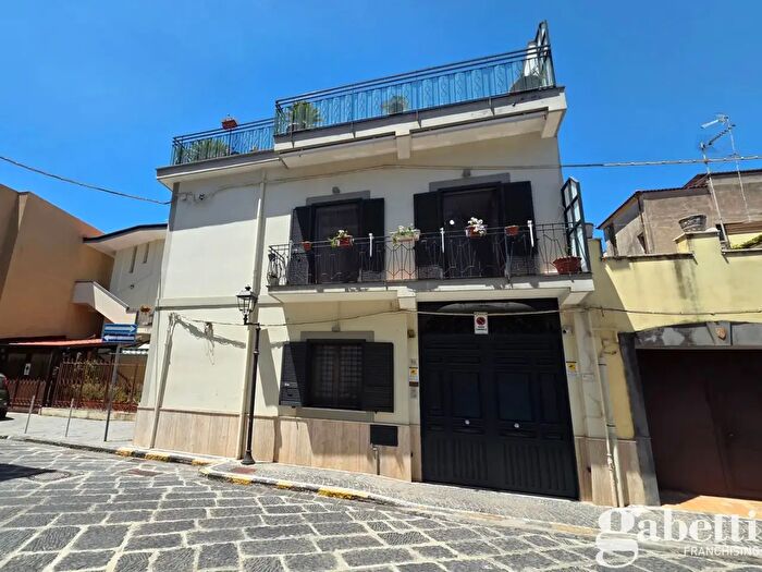 Casa con 6 locali in vendita in Via Matteo Renato Imbriani, Pomigliano D'Arco