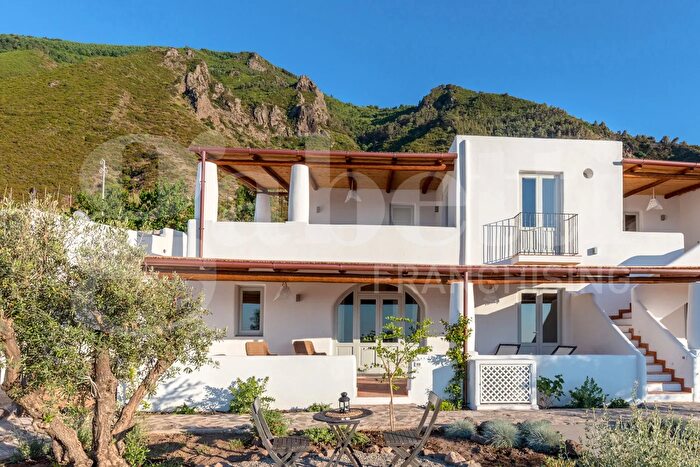 Appartamento bilocale in vendita in Via Tre Pietre, Malfa