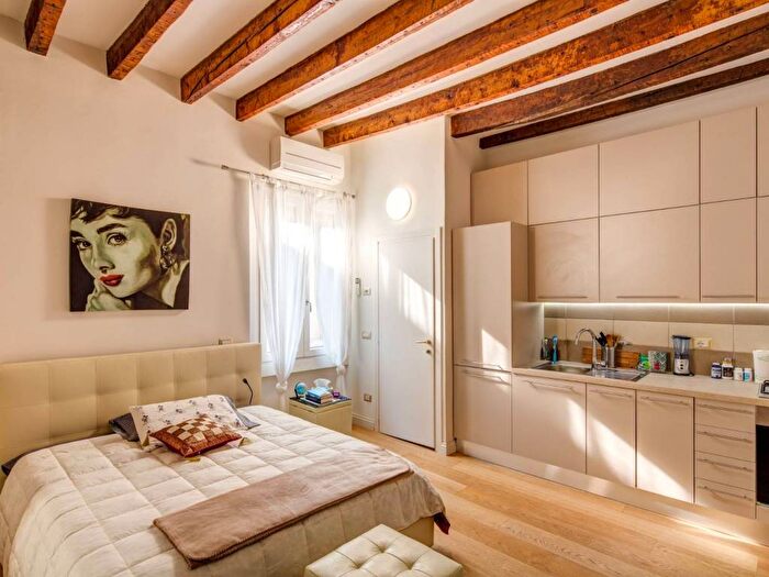 Appartamento monolocale in affitto in Via Paolo Frisi, Porta Venezia, Milano