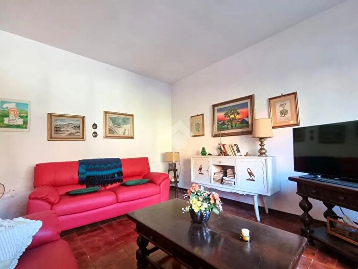 Casa con 8 locali in vendita in Via Modenese, Pistoia