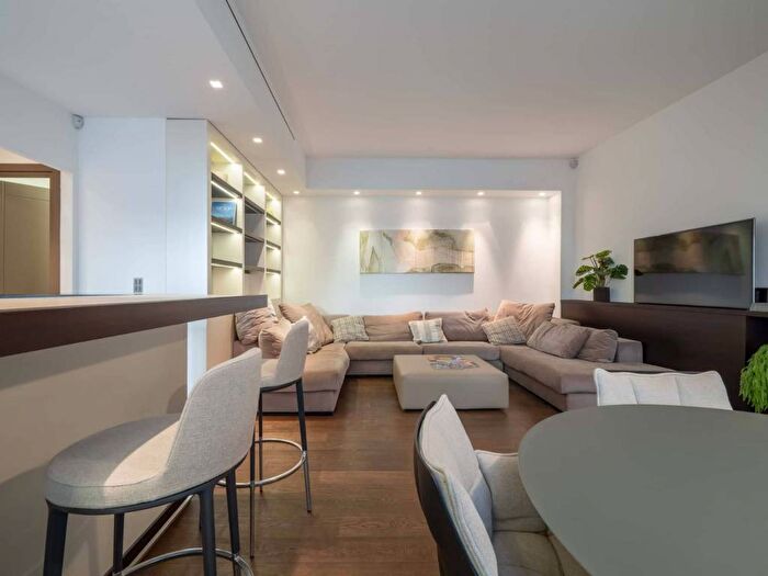 Appartamento trilocale in affitto in Via Borgonuovo, Brera, Milano