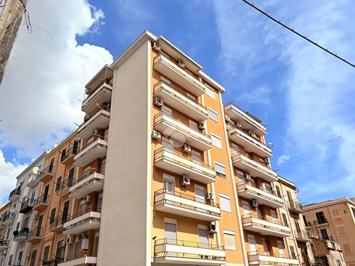 Appartamento trilocale in affitto in Via Mendola, Palermo