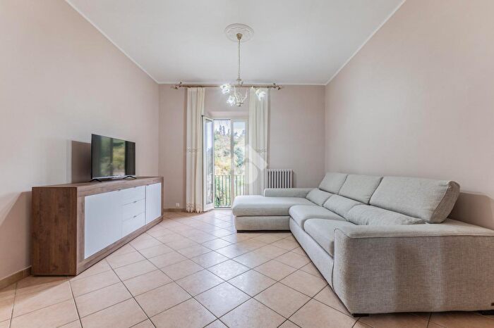 Appartamento quadrilocale in vendita in Via col di Lana, Caprarola