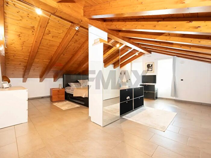 Appartamento con 6 locali in vendita in Via Menaggio a, Carlazzo