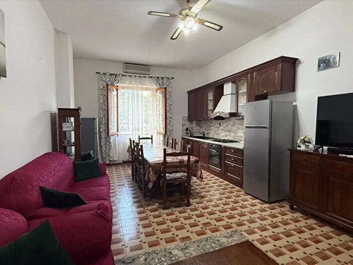 Appartamento con 6 locali in vendita in Via Roma, Castiglione Del Lago