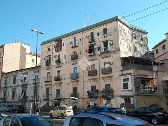Appartamento bilocale in vendita in Piazza Carlo III, Napoli