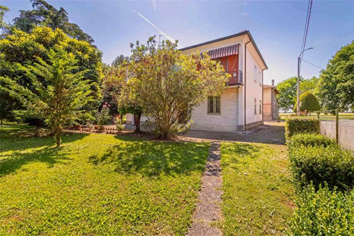 Casa con 12 locali in vendita in Via Stivinina Imola, Imola