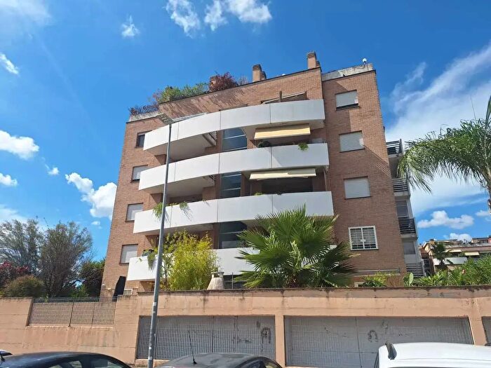 Appartamento trilocale in vendita in Via Giuseppe De Santis, Roma