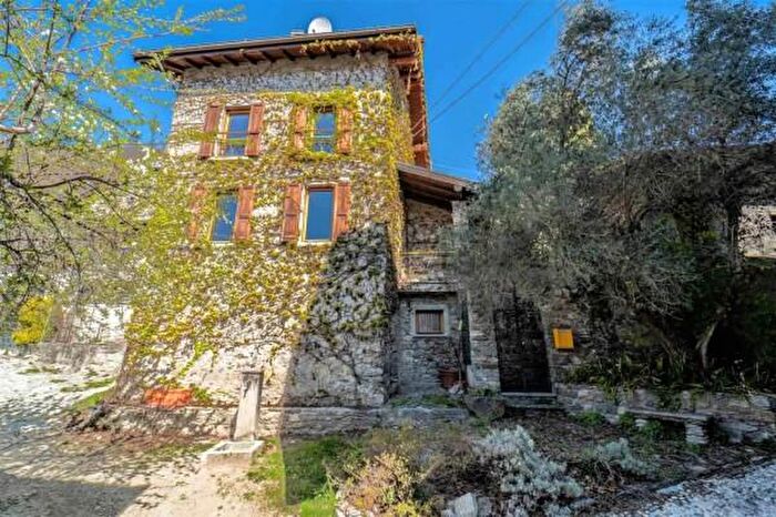 Casa quadrilocale in vendita in Via per Caino, Vercana