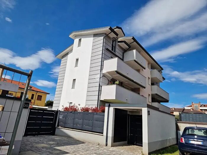 Appartamento trilocale in vendita in Via Caravaggio, Limbiate