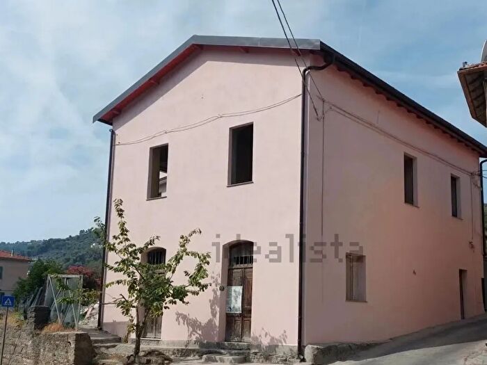 Casa con 6 locali in vendita in Piazza Mazzini, Camporosso