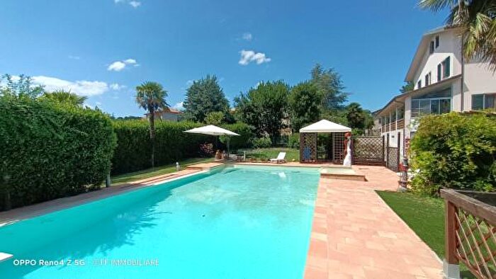 Casa con 6 locali in vendita in Treia