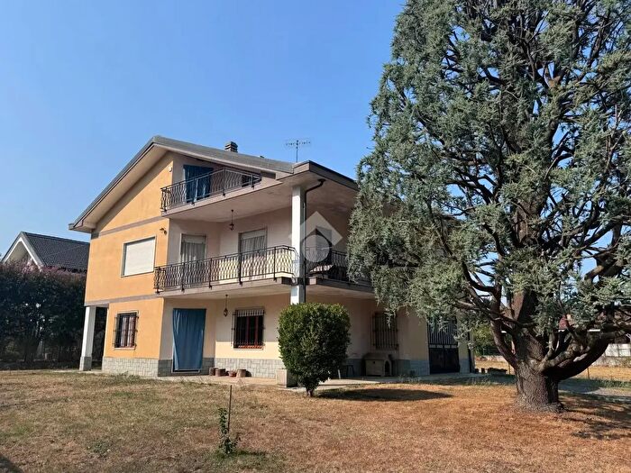 Casa con 8 locali in vendita in Via Cesare Pavese, Front