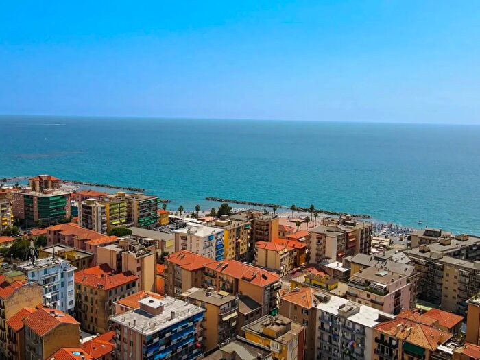 Appartamento trilocale in vendita in Passeggiata Cavallotti, Ventimiglia