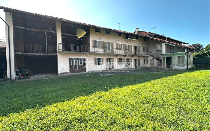 Casa con 9 locali in vendita in Via Don Giacomo Ciocchetto, Strambino