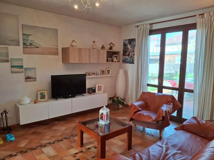 Casa con 6 locali in vendita in Cascina