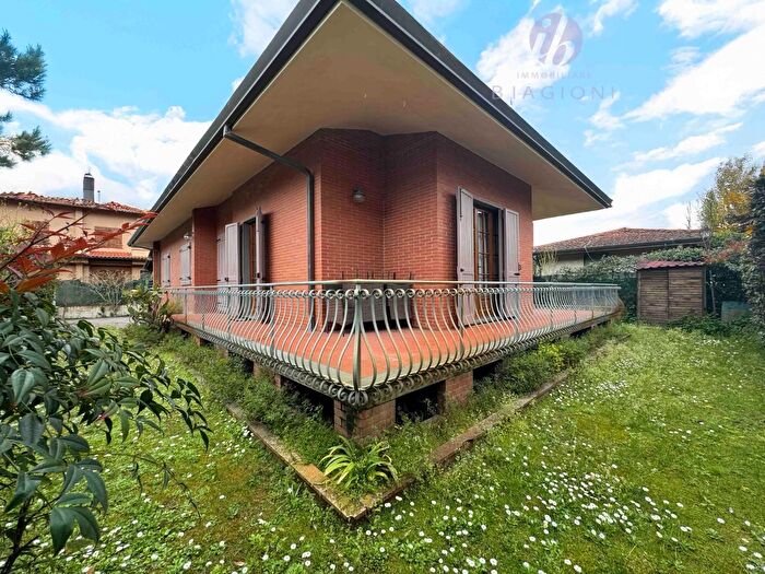 Casa con 10 locali in vendita in Forte Dei Marmi