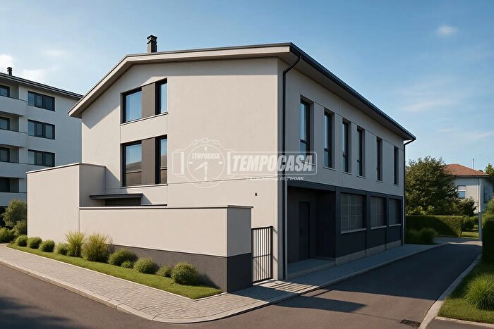 Casa con 10 locali in vendita in Via Luigi Cadorna, Cantu