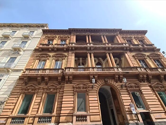 Appartamento con 10 locali in vendita in Via Etnea, Catania