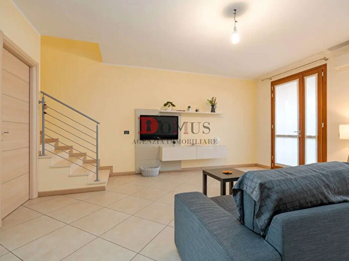 Casa quadrilocale in vendita in Via Einaudi, Curtatone