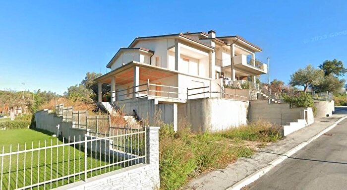 Casa con 7 locali in vendita in San Severino Marche