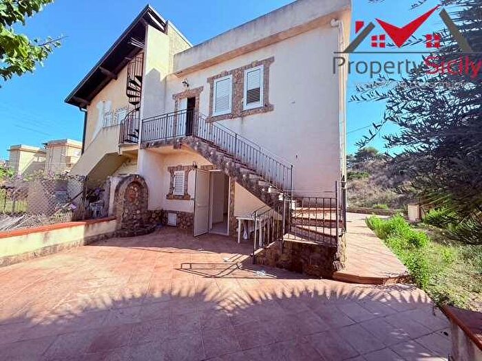 Casa con 8 locali in vendita in Realmonte