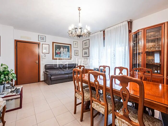 Appartamento quadrilocale in vendita in Via Giovanni Guareschi, Modena