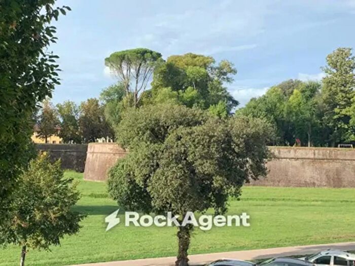 Appartamento quadrilocale in vendita in Viale Giuseppe Giusti, Lucca