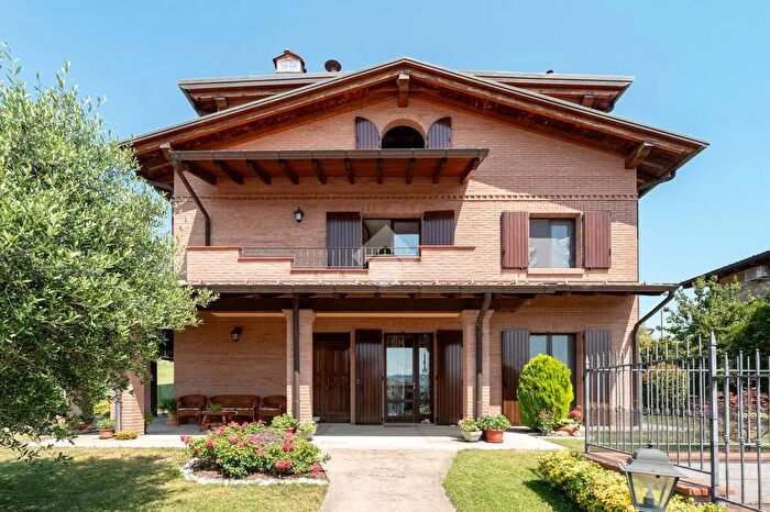 Casa con 8 locali in vendita in Via l Battisti, Guiglia