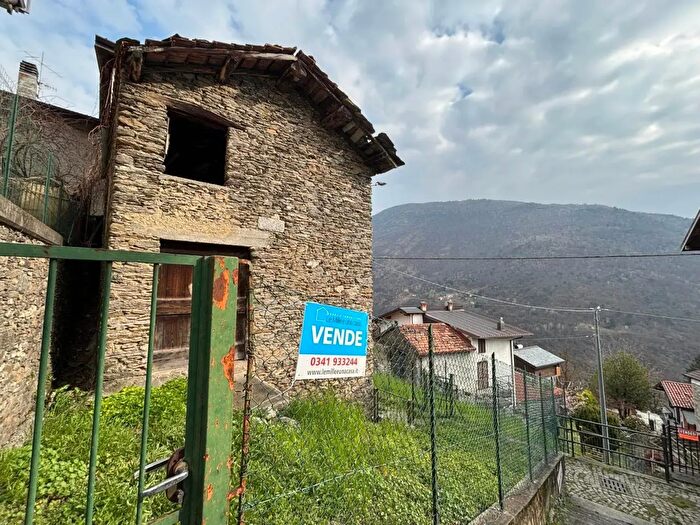 Casa trilocale in vendita in Via Valvarrone Snc, Valvarrone