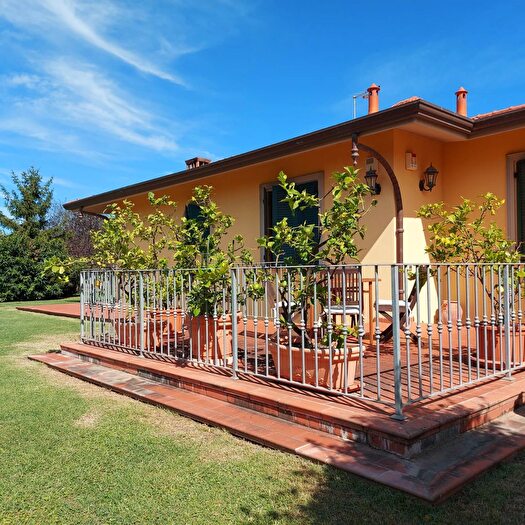 Casa con 14 locali in vendita in Massa