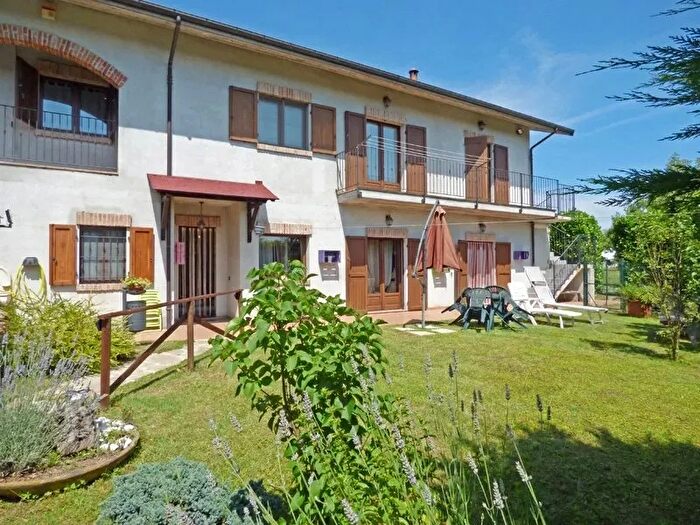 Casa con 8 locali in vendita in Murazzano