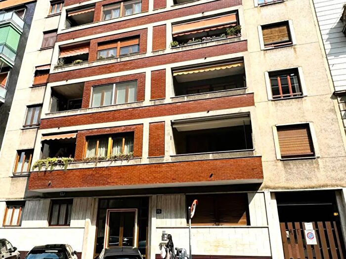 Appartamento trilocale in vendita in Via Morosini, Milano