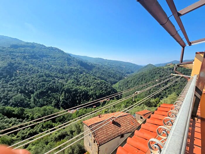 Casa con 9 locali in vendita in Via di Gave, Pescia