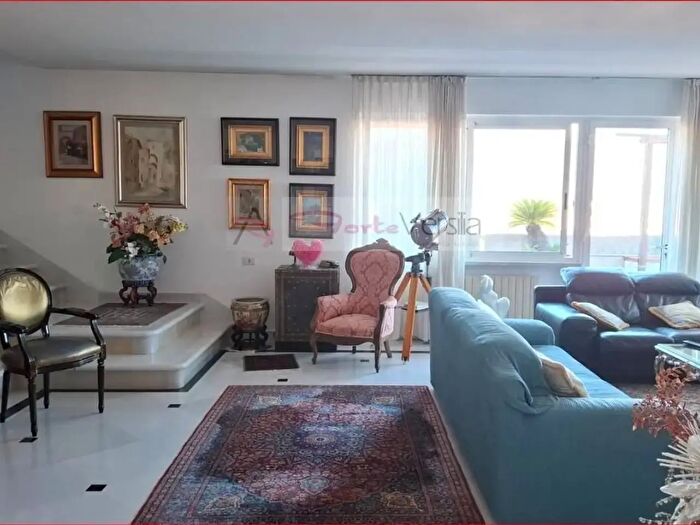 Appartamento con 6 locali in vendita in Via Bassagrande, Carrara