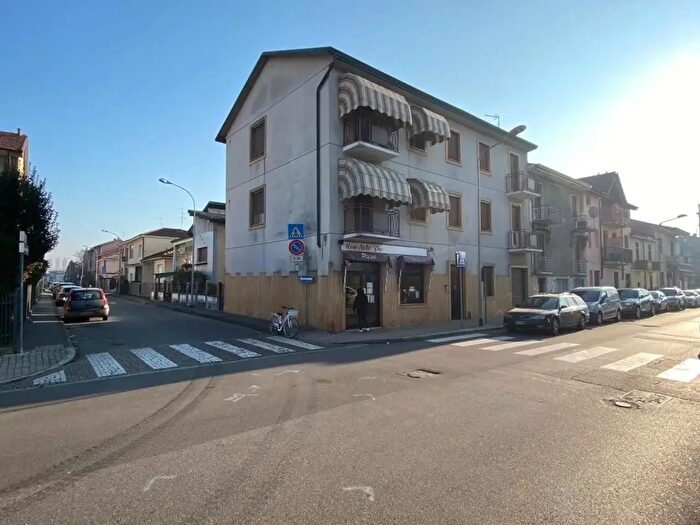 Casa con 6 locali in vendita in Via Roma, Lodi Vecchio