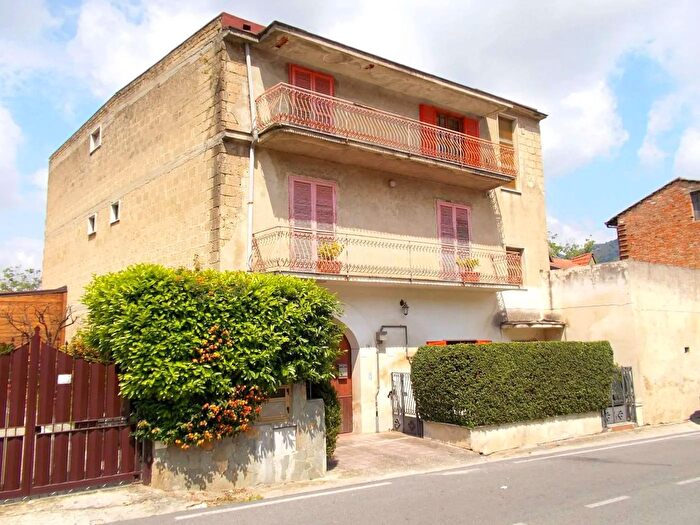 Casa con 11 locali in vendita in Arienzo