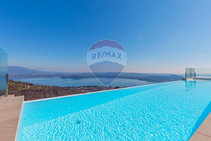 Casa con 10 locali in vendita in Massino Visconti