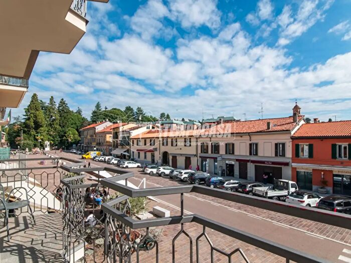 Appartamento trilocale in vendita in Piazza Libertà, Appiano Gentile
