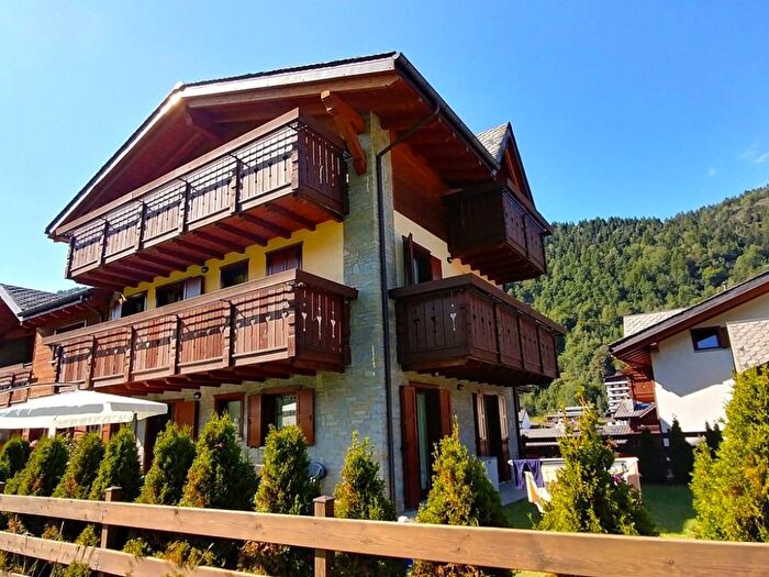 Appartamento trilocale in affitto in Via Valeriana, Aprica