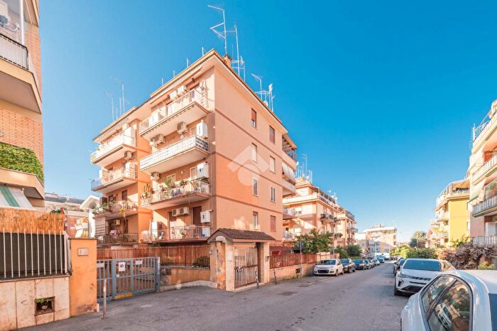 Appartamento trilocale in vendita in Via Luigi Rolando, Roma